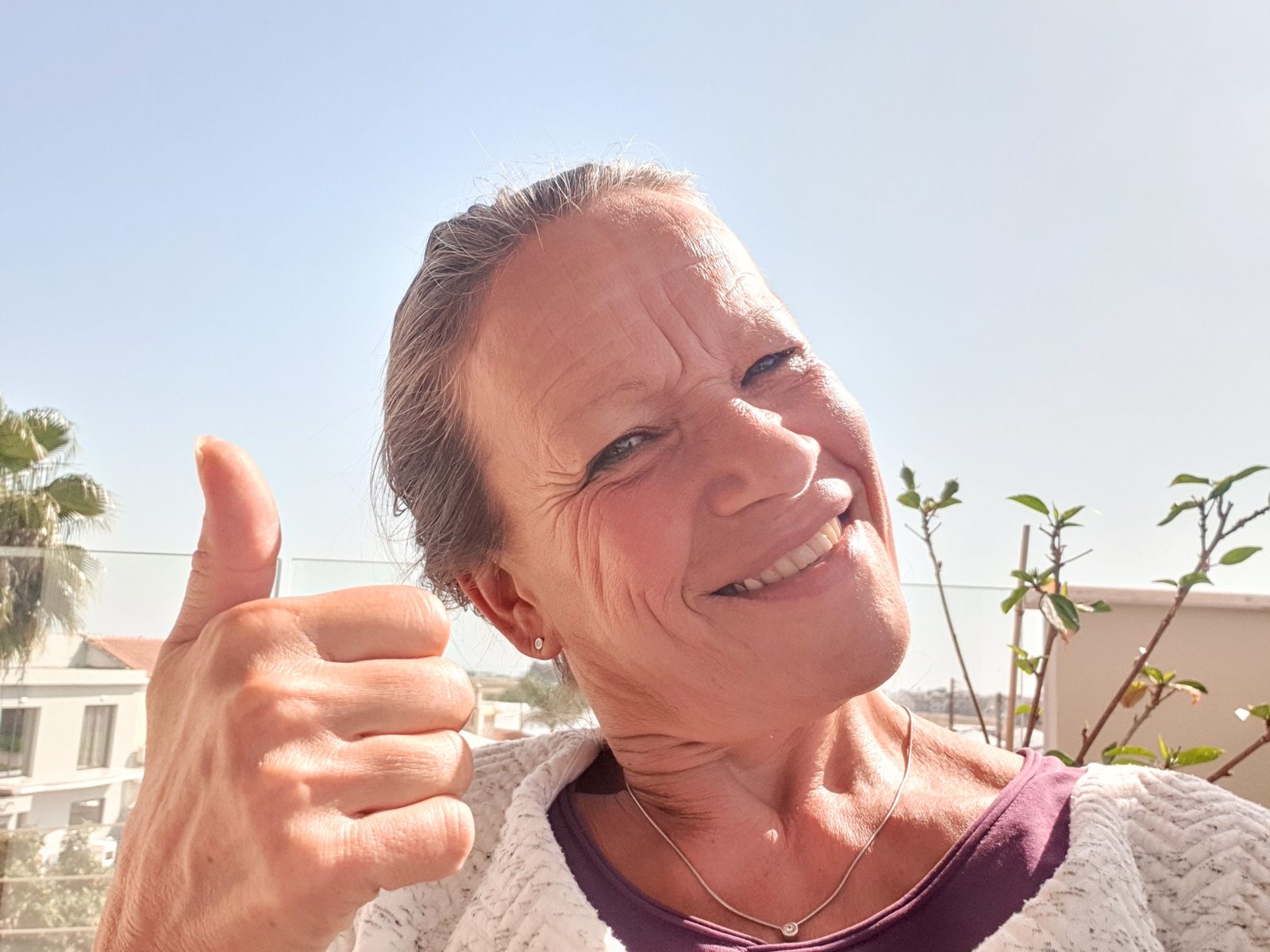 Edda Logisch – Beckenboden-Expertin, lachend mit Daumen hoch